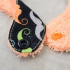 Les p'tites lucioles - Bavoir P'tit Mangeur "Les Moustaches noires" Orange/anis